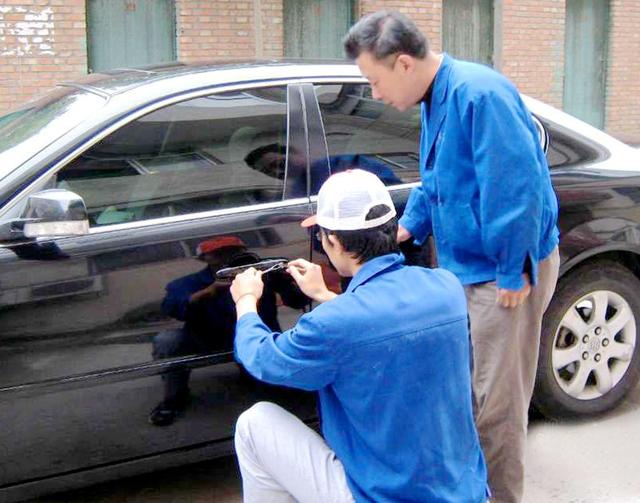 伽师汽车钥匙丢在车里面怎么办?